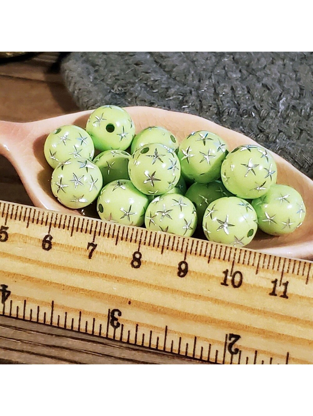 10 Vintage Retro Lime Green Silver Stars 12mm Round Acrylic Shabby Beads - Picture 6 of 7